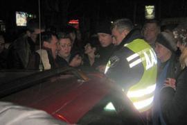 В Мариуполе толпа атаковала ГАИ и Госохрану