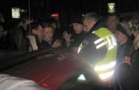 В Мариуполе толпа атаковала ГАИ и Госохрану