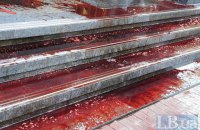 Двери ГПУ залили свиной кровью во время митинга в поддержку Медведько и Полищука
