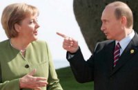 Путин пообещал Меркель частично отвести войска от границы Украины
