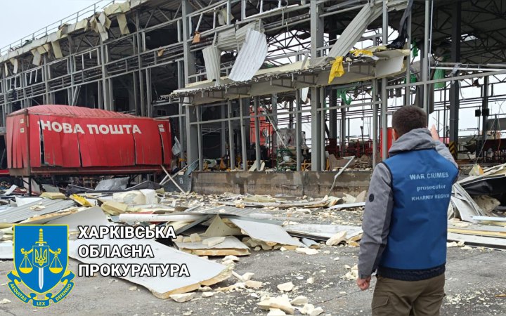 Росія завдала удару по терміналу "Нової пошти" двома ракетами С-300. Кількість постраждалих зросла (оновлено)
