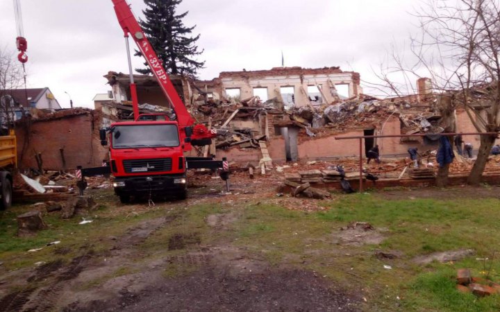 В Охтирці розібрали завали біля міської ради та вивезли тверді побутові відходи