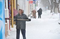 В Москве со снегом борются тысячи спецмашин и коммунальщиков