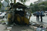 У Києві маршрутка врізалася в освітлювальну опору: 17 людей серйозно постраждали