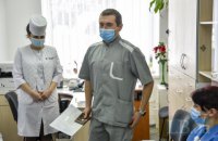 Щеплені і щасливі. Як в Україні розпочалася вакцинація від ковіду 