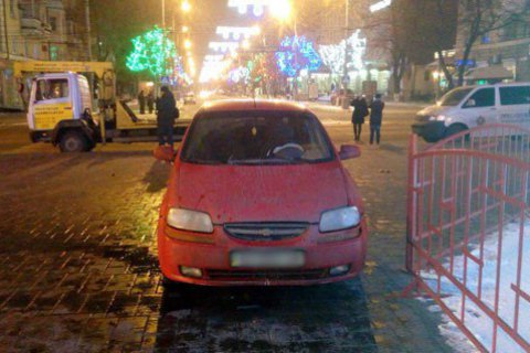 Пьяный полицейский въехал в мариупольскую елку