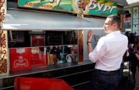 Як представники УДАРу прибирають та встановлюють МАФи у серці Києва