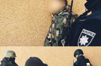 На Київщині затримали чоловіка, який разом з 20 озброєними невідомими погрожував поліцейським