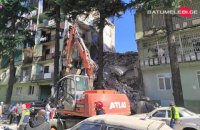 В Батуми обрушился подъезд пятиэтажки, под завалами ищут людей