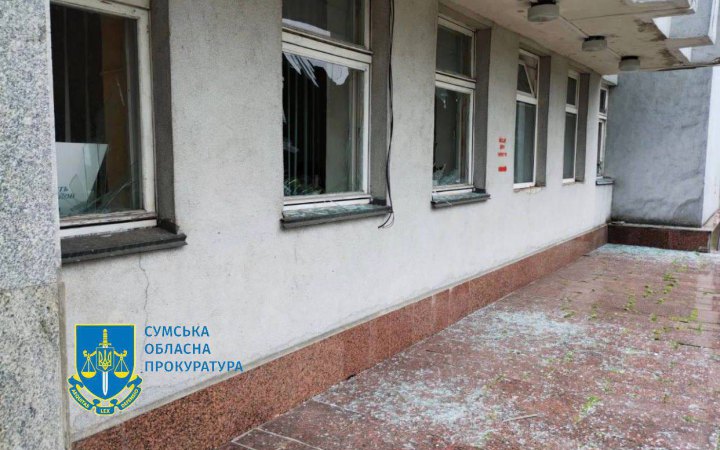 Окупанти скинули вибуховий пристрій у центр прикордонного міста Середина-Буда на Сумщині, поранено двоє цивільних