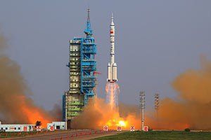 Китайський космічний корабель успішно пристикувався до орбітального модуля