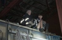 На станции "Киев-Московский" трое студентов упали с моста на вагон поезда