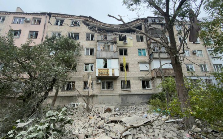 Росіяни двічі атакували Херсон авіацією: загинув водій швидкої, понад 20 людей поранені