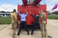 Минер самолета в Жулянах отделался штрафом 17 тыс. гривен
