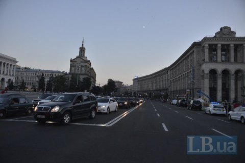 Женщина попала под машину, перебегая Крещатик