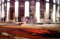 Силовики разгоняют активистов возле Черкасской ОГА