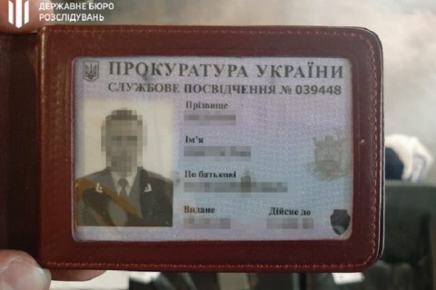 Викритий на $100 тис. хабара київський прокурор продовжує працювати на посаді і представляє обвинувачення в кримінальних справах