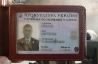 Викритий на $100 тис. хабара київський прокурор продовжує працювати на посаді і представляє обвинувачення в кримінальних справах