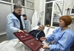 Порошенко вручил звезду героя полковнику, взявшему Саур-Могилу