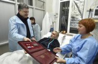 Порошенко вручил звезду героя полковнику, взявшему Саур-Могилу