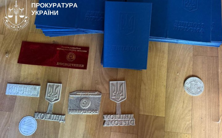 Правоохоронці заявили про ліквідацію масштабного виробництва підроблених документів на Київщині
