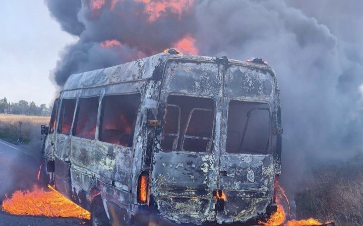 Росіяни обстріляли рейсовий мікроавтобус на Дніпропетровщині, є потерпілі