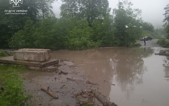На Франківщині через негоду розмило дороги