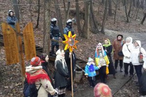 Под резиденцией Януковича пели щедривки