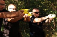 Українські поліцейські отримали і тестують 200 електрошокерів