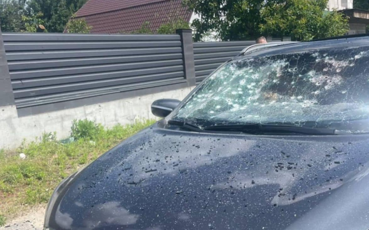У Бучі невідомий сів у авто до чоловіка і вимагав відвезти до кордону. Згодом він підірвав гранату