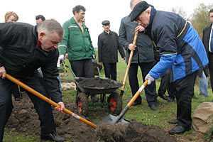 Азарову подарят лопату