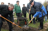 Азаров обещает накормить людей хорошо и недорого