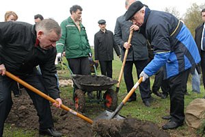 Протестующие приготовили Азарову лопату