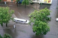 В Харькове непогода повалила деревья и сорвала крыши домов