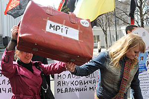 Молодежь у Администрации напомнила Януковичу об обещании доступного жилья