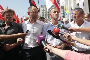 Яценюк: мне предлагали пропустить Януковича на пресс-конференцию