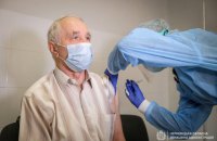 У Чернівецькій області почали щеплювати від ковіду тих, кому виповнилося 80 років