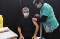 Мэр Лондона получил первую прививку от ковида