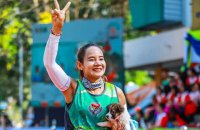 Участница марафона спасла щенка и до финиша 35 км бежала с ним на руках