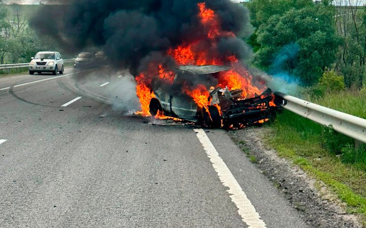 Росіяни вдарили безпілотником в цивільне авто на Харківщині