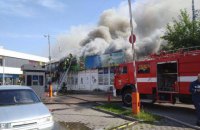 В Киеве возле метро "Дарница" горели торговые павильоны (обновлено)