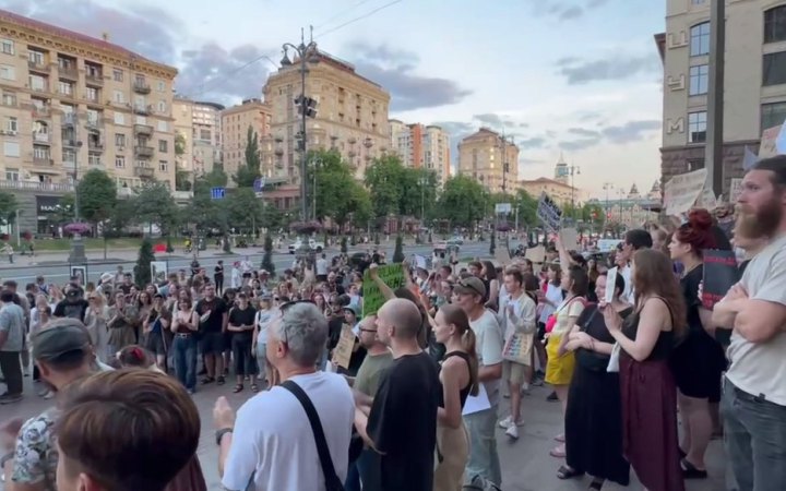 Під будівлею КМДА відбувся мітинг через знесення історичної садиби в Києві