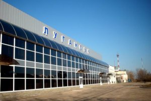Над луганским аэропортом виден столб черного дыма 