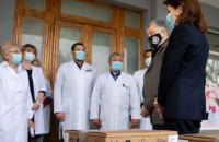 Петр Порошенко привез кислородные концентраторы в Черкасскую детскую больницу