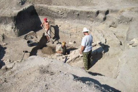 В Киеве археологи нашли мощеную деревом старинную дорогу 