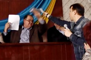 Разгневанный Ляшко чуть не задушил "коррупционного" чиновника