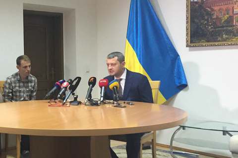 Прокуроры во время обысков по делу ВНО нашли 130 тысяч долларов