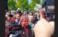 Посла РФ в Польше облили красной краской