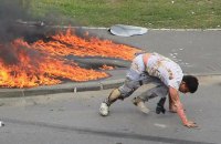 Появились фото ДТП в Киеве, в котором водитель смог выбраться из горящей машины