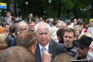 Митингующие наплевали на регионала 